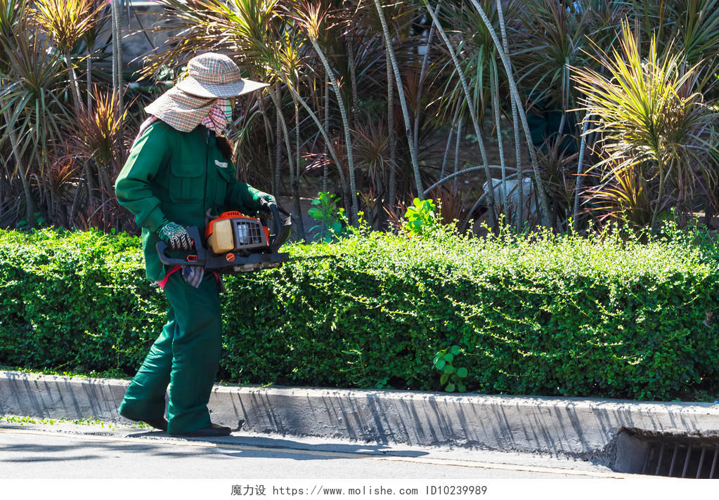 环卫工人抱着修草机修剪草坪美好社区美好辛苦工作世界卫生日
